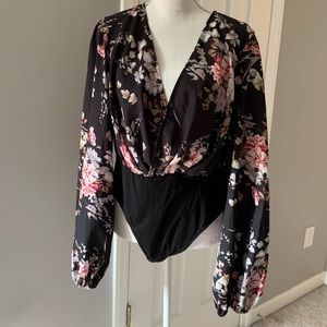 Plunging neck lantern sleeve floral print bodysuit